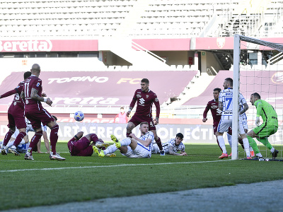 Slovenský futbalista v službách Interu Miláno Milan Škriniar (sediaci na trávniku uprostred) sleduje loptu