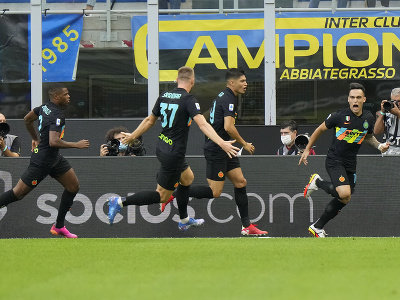 Milan Škriniar oslavuje so spoluhráčmi gól