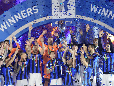 Futbalisti Interu Miláno v zostave s Milanom Škriniarom oslavujú s trofejou víťazstvo v talianskom Superpohári
