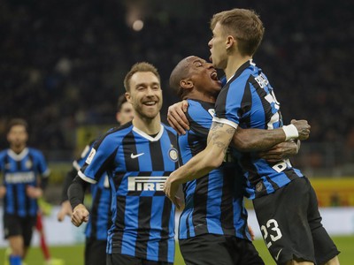Radosť hráčvo Interu Milána po góle Nicola Barelli