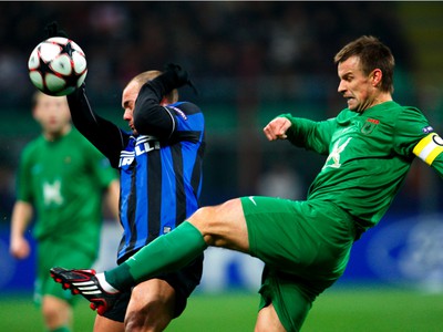 Wesley Sneijder a Sergei Semak 