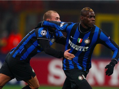 Mario Balotelli a Wesley Sneijder sa tešia z gólu