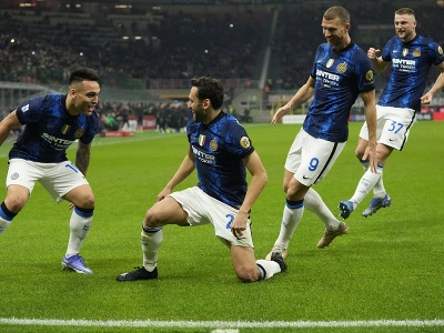 Slovenský futbalista v drese Interu Miláno Milan Škriniar (vpravo) a spoluhráč Hakan Calhanoglu (druhý vľavo) sa tešia po strelení gólu