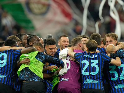 Futbalisti Interu Miláno oslavujú