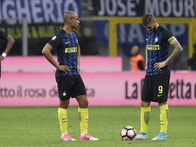 Frustrovaní hráči milánskeho Interu Geoffrey Kondogbia, Joao Miranda a Mauro Icardi