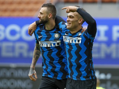 Lautaro Martinez (vpravo) z Interu Miláno sa teší z gólu so spoluhráčom Marcelom Brozovičom
