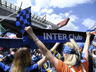 Fanúšikovia Interu Miláno oslavujú titul pred štadiónom 
