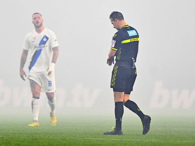 Rozhodca sa pozerá na hodinky v zápase 18. kola talianskej Serie A FC Janov - Inter Miláno