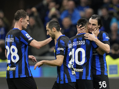 Radujúci sa hráči Interu Miláno