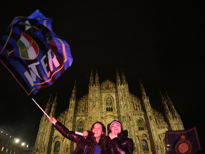 Fanúšikovia Interu oslavujú zisk ligového titulu v uliciach Milána