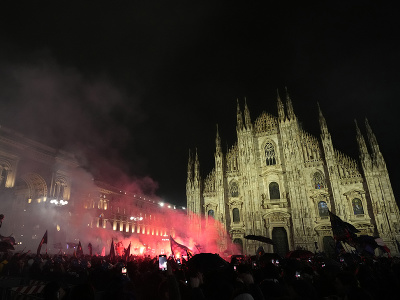 Fanúšikovia Interu oslavujú zisk ligového titulu v uliciach Milána