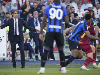 Manažér Simone Inzaghi reaguje počas zápasu
