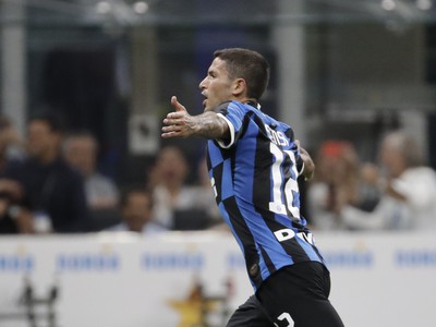Na snímke hráč Interu Stefano Sensi oslavuje gól v zápase 1. kola talianskej futbalovej Serie A Inter Miláno - US Lecce v Miláne 
