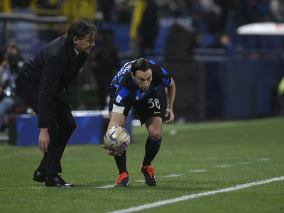Vľavo tréner Interu Miláno Simone Inzaghi dáva pokyny hráčovi, vpravo Matteo Darmian