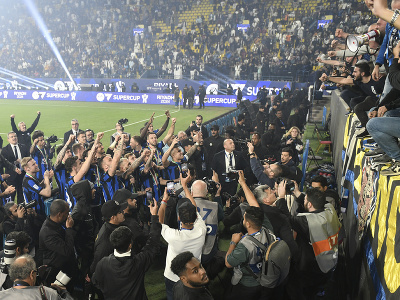 Futbalisti Interu Miláno oslavujú s pohárovou trofejou víťazstvo vo finále talianskeho Superpohára 