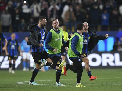 Futbalisti Interu Miláno oslavujú víťazstvo vo finále talianskeho Superpohára 