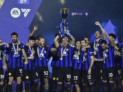 Futbalisti Interu Miláno oslavujú