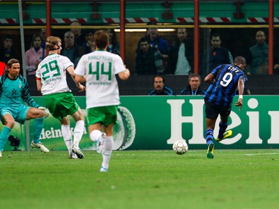Samuel Eto'o dáva gól