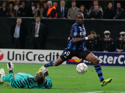 Samuel Eto'o prekonáva Tima Wieseho