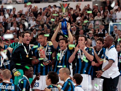 Javier Zanetti dvihol nad hlavu Taliansky pohár