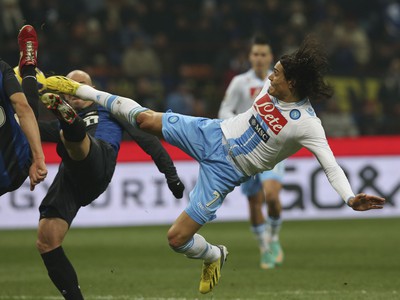 Esteban Cambiasso a Edinson Cavani 