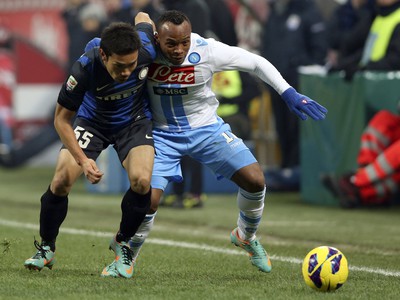 Yuto Nagatomo a Juan Camilo Zuniga