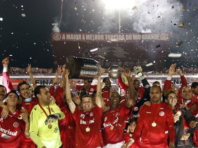 Hráči Internacionalu s trofejou pre víťaza