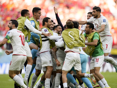 Futbalisti Iránu oslavujú víťazstvo nad Walesom