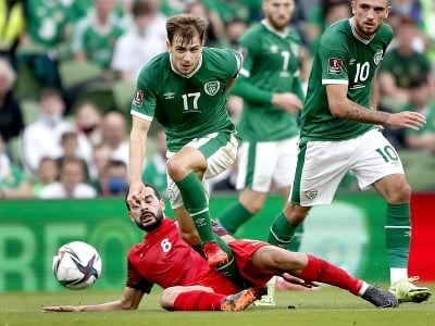 Írsky hráč Jayson Molumby (hore) bojuje o loptu s Azerbajdžancom Eminom Machmudovom