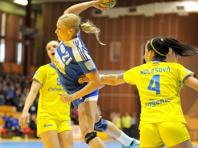 Simona Szarková z HK Slovan Duslo Šaľa (v strede) a Mária Holešová z Iuventa Michalovce (vpravo) počas 3. finálového zápasu