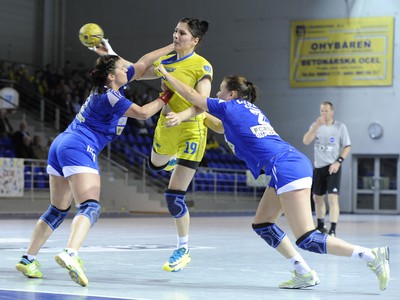 Hráčka Michaloviec Lucia Tobiašová (s loptou), hráčky Šale Ivana Trochtová (vľavo) a Karin Bujnochová