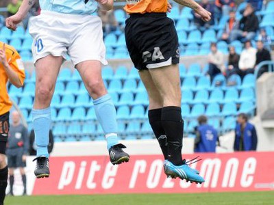 Ivan Hodúr z FC Nitra v hlavičkovom súboji s Tomášom Ďubekom