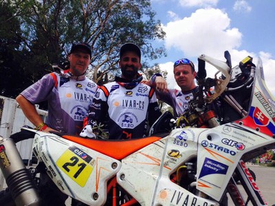 Ivan Jakeš (v strede) pri oslavách tímu Jakeš Dakar Team