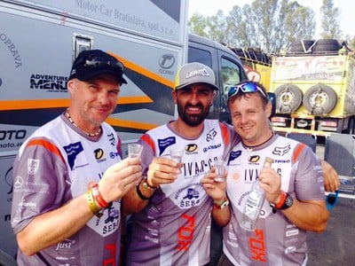 Ivan Jakeš (v strede) pri oslavách tímu Jakeš Dakar Team