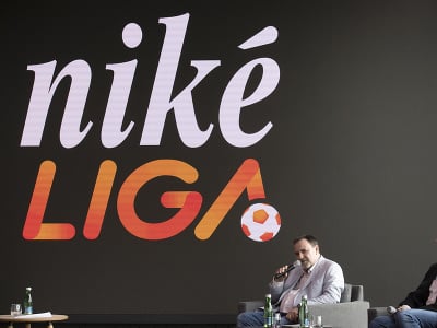 Na snímke sprava prezident