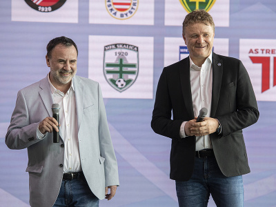 Na snímke sprava prezident Únie ligových klubov (ÚLK) Ivan Kozák a výkonný riaditeľ Niké Roman Berger sa usmievajú 