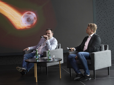 Na snímke sprava prezident Únie ligových klubov (ÚLK) Ivan Kozák a výkonný riaditeľ Niké Roman Berger sedia počas tlačovej konferencie