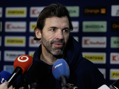 Na snímke asistent hlavného trénera slovenskej hokejovej reprezentácie Ivan Majeský odpovedá na otázky novinárov na zraze slovenskej hokejovej reprezentácie pred  Nemeckým pohárom
