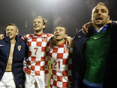 Oslavy postupu do Brazílie v podaní Chorvátov: Zľava Ivica Olič, Ivan Rakitič, Danijel Pranjič a Gordon Schildenfeld