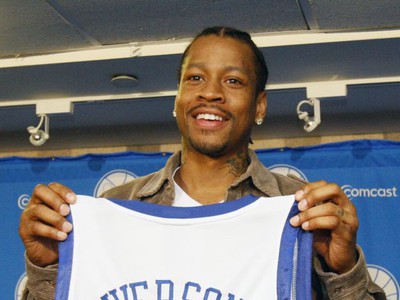Allen Iverson so staronovým dresom