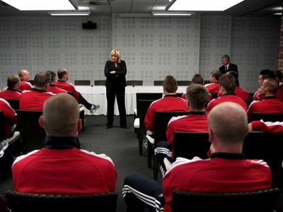 Premiérka Iveta Radičová počas stretnutia s reprezentáciou SR