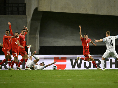 Hráči Izraela a Švajčiarska gestikulujú počas zápasu kvalifikácie na EURO 2024