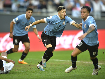 Uruguajský hráč Anderson Duarte oslavuje po tom, ako strelil úvodný gól proti Izraelu v zápase semifinále