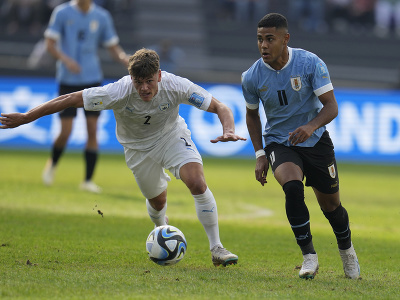 Uruguajský hráč Juan De Los Santos (vpravo) bojuje o loptu s Izraelčanom Ilayom Feingoldom