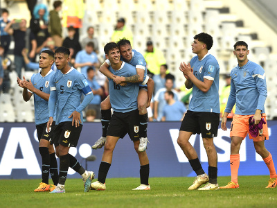 Uruguajskí hráči oslavujú po ich výhre nad Izraelom v zápase semifinále