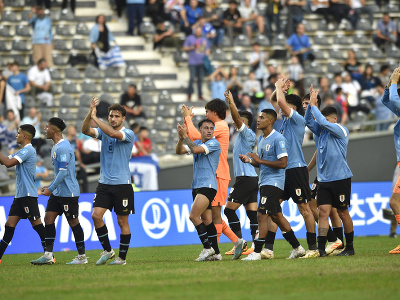 Uruguajskí hráči oslavujú po ich výhre nad Izraelom v zápase semifinále