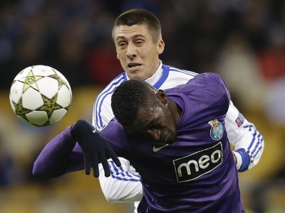 Jackson Martínez a Yevhen Chačeridi