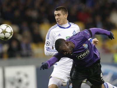 Jackson Martínez a Yevhen Chačeridi v hlavičkovom súboji
