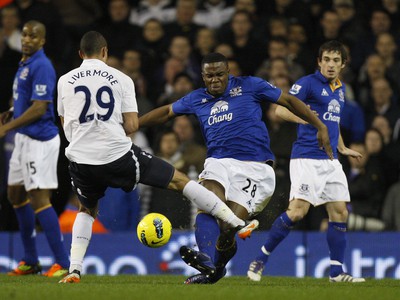 Jake Livermore a Victor Anichebe