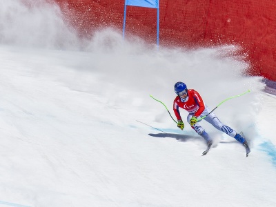 Slovenský zjazdový lyžiar Jakub Krako počas paraalpského lyžovania v rámci XIII. zimných paralympijských hier 2022 v Pekingu. 
